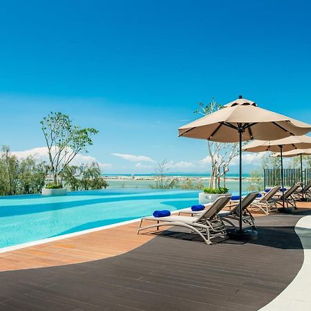 Ascott Gurney Penang Hotel Джордж Таун Екстериор снимка The swimming pool at the hotel