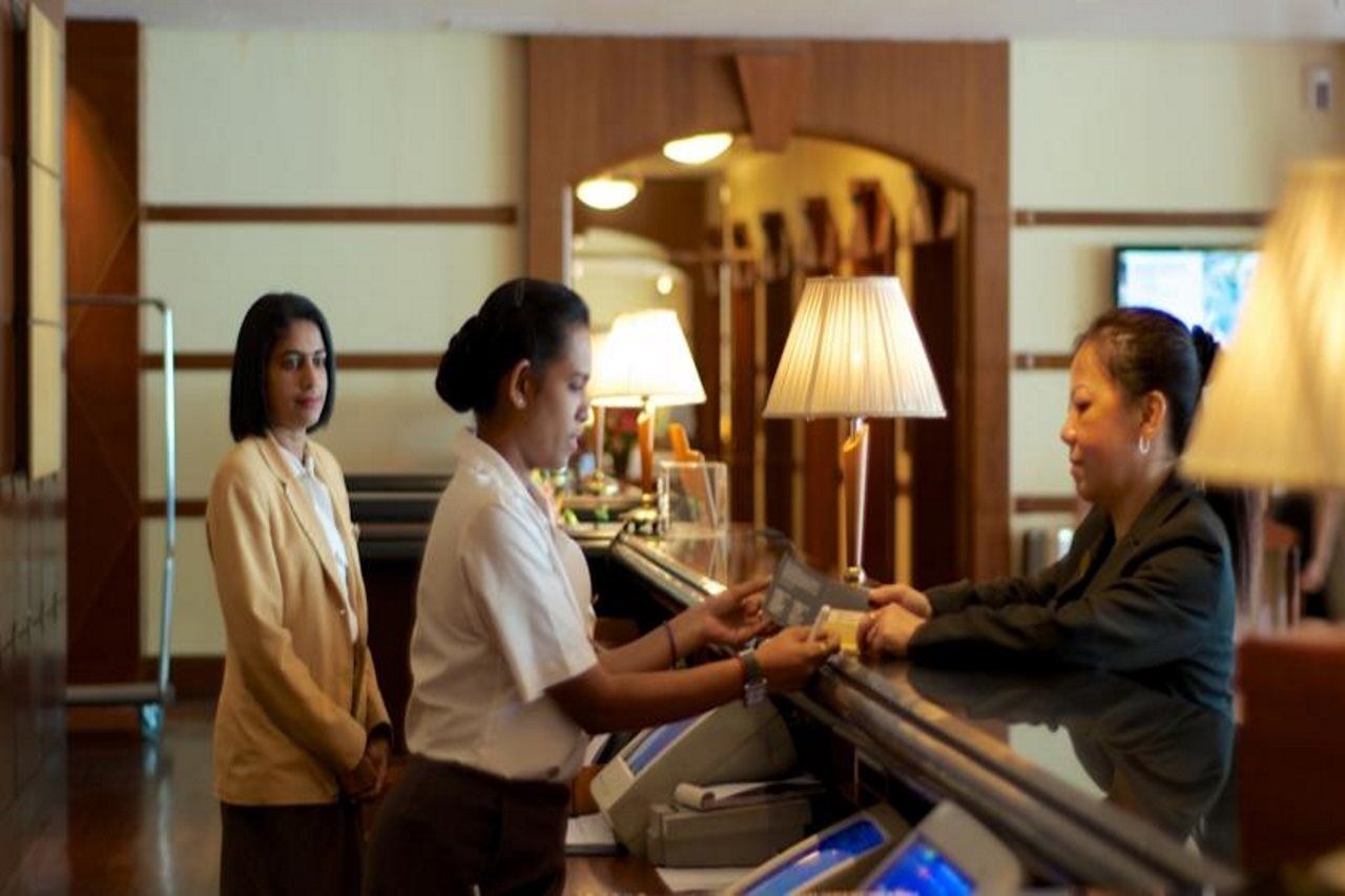 Ascott Gurney Penang Hotel Джордж Таун Екстериор снимка A hotel receptionist at work